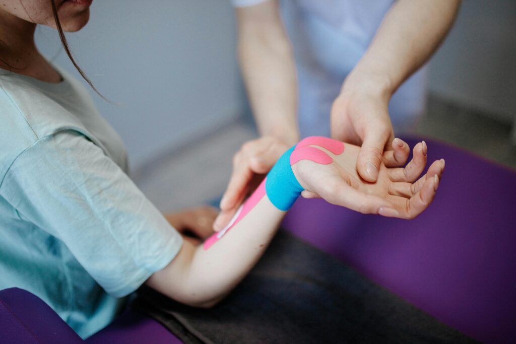 Kinesio-Taping am Handgelenk
